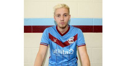 Quakers sign midfielder on loan from Scunthorpe United